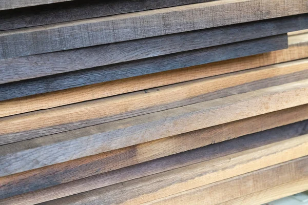 Sonunda eski ahşap parmaklıklar bir bölüme bakıyor