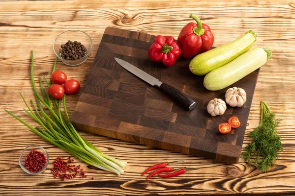 木のまな板の上の新鮮な野菜や緑 — ストック写真