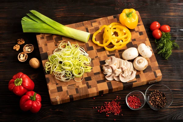 木の板の上で野菜やスパイスをナイフ — ストック写真