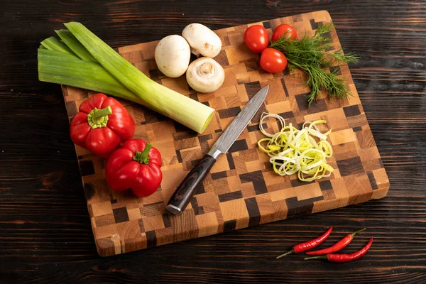 Warzywa Przyprawy Nożowe Drewnianej Desce Krojenia — Zdjęcie stockowe