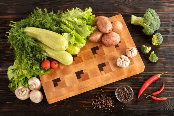 木制切菜板上的蔬菜和香料 — 图库照片