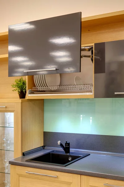 Фрагмент Интерьера Кухни Открытый Навесный Кухонный Шкаф Посудой — стоковое фото