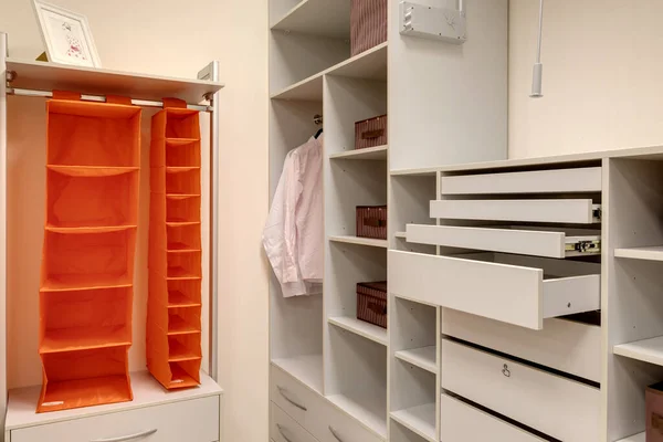 有架子 橱柜和其他储藏系统的空衣橱房间 — 图库照片