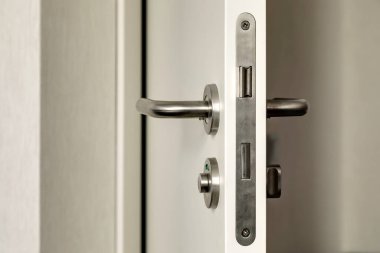 Ön kapının bir parçası ve kapı kolu.