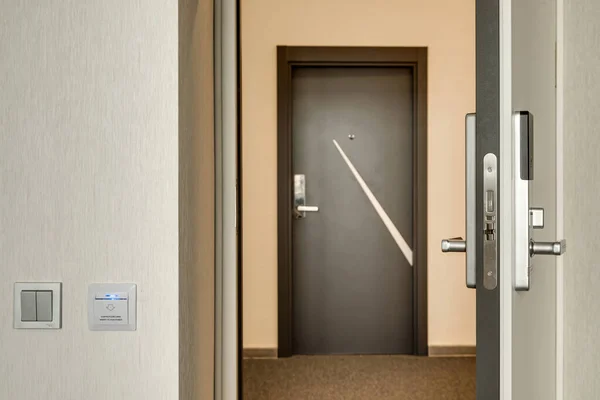 Μπροστινή Πόρτα Του Διαμερίσματος Στο Ξενοδοχείο — Φωτογραφία Αρχείου