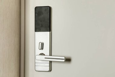 Ön kapının bir parçası ve kapı kolu.