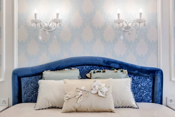 Luksusowy zagłówek z dekoracyjnymi poduszkami — Zdjęcie stockowe
