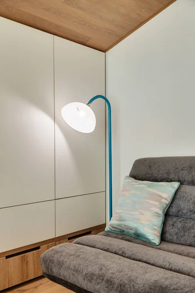 Ein modernes Zimmer mit Sofa und Stehlampe — Stockfoto