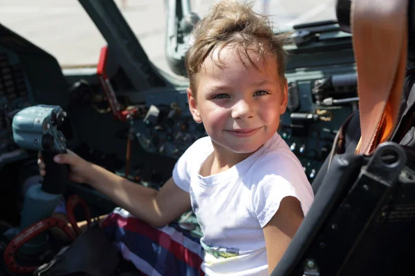 Child in fighter cockpit — Stock Photo, Image