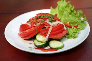 Domatesli salata ve salatalık.