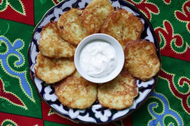 Ekşi kremalı patates gözlemesi.