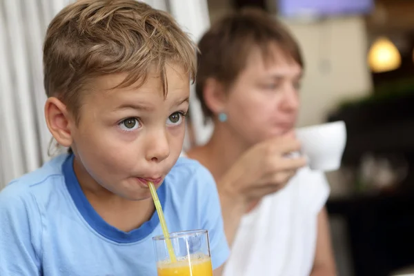 Sohn mit seiner Mutter trinkt Getränke — Stockfoto