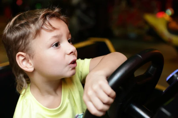 Criança dirigindo um simulador de carro — Fotografia de Stock