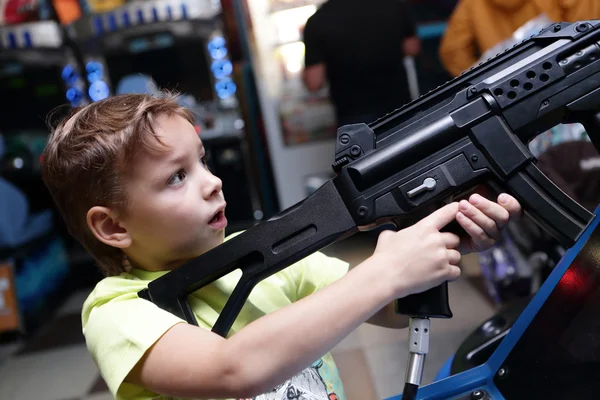 Child shooting a rifle — Stock Photo, Image