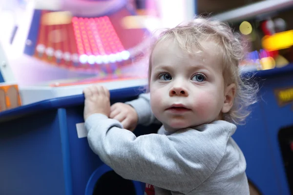 Niño en el parque de atracciones — Foto de Stock