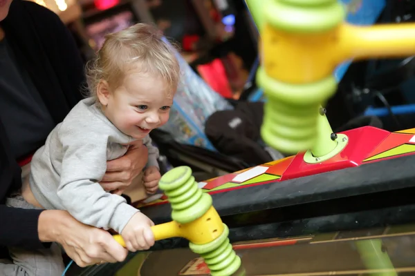 Bambino che gioca in attrazione — Foto Stock