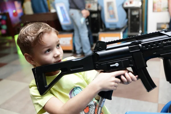 Boy shooting a rifle — Stock Photo, Image