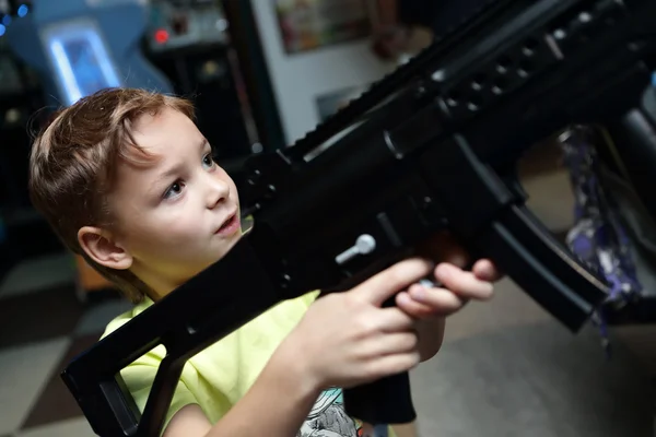 Jongen spelen met geweer — Stockfoto