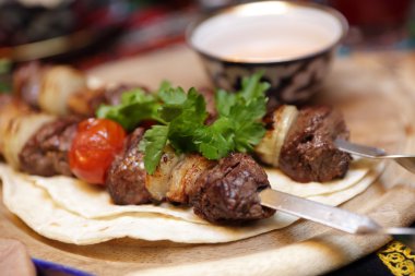 üzerinde şiş kebap