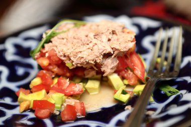 ton balıklı salata tabağı üzerinde