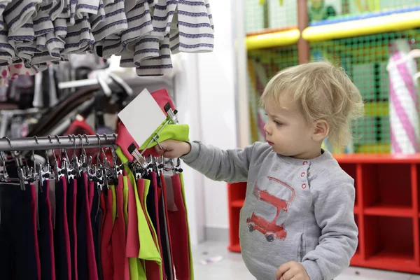 Kind wählt Kleidung — Stockfoto