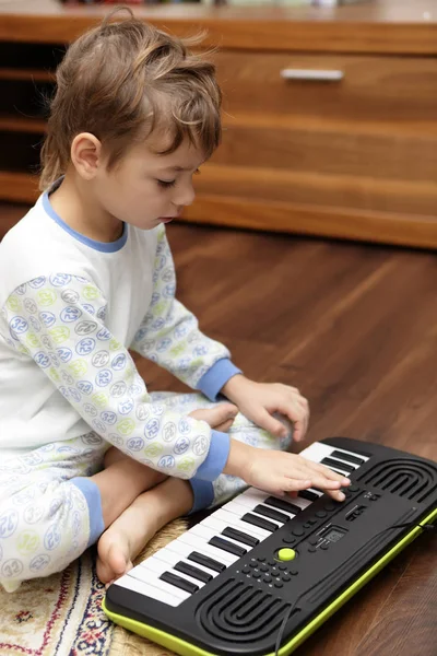 Junge spielt auf Synthesizer — Stockfoto