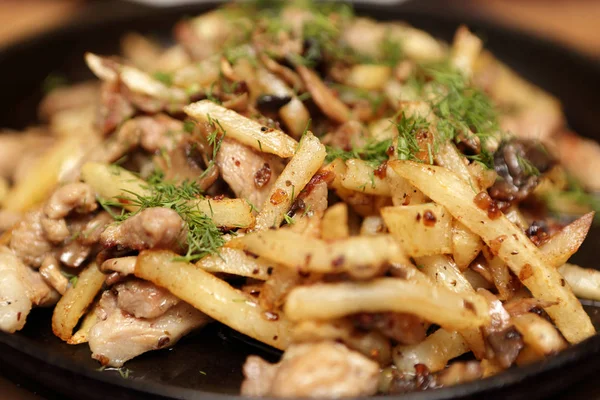 Pommes de terre frites avec viande — Photo