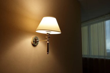 Koridorda duvar lambası