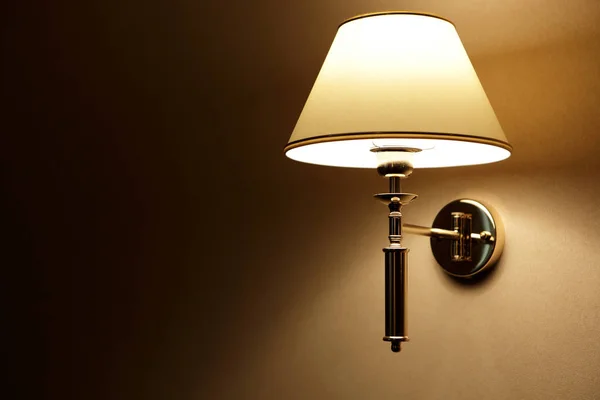 Lampa på väggen på natten — Stockfoto