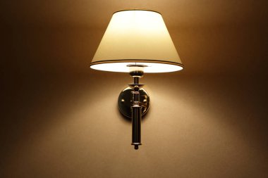 Duvardaki parlayan lamba