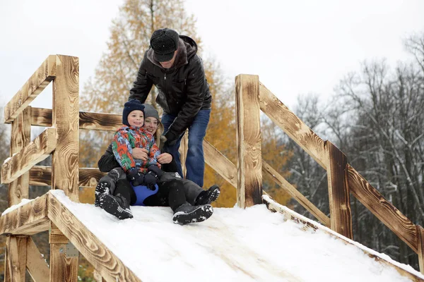 Familj på snö tefat — Stockfoto