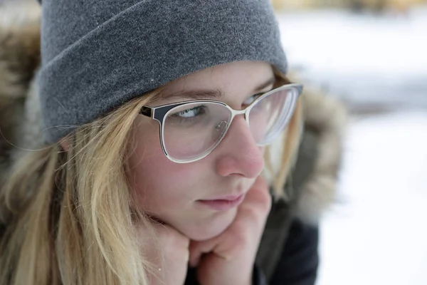 Portret van peinzende meisje in glazen — Stockfoto