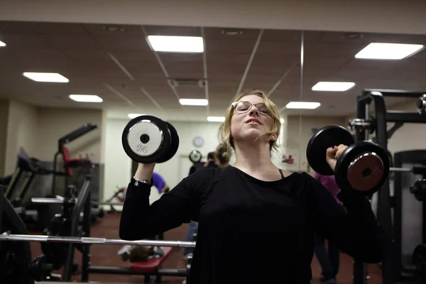 Girl lifting dumbbells — Stock Photo, Image