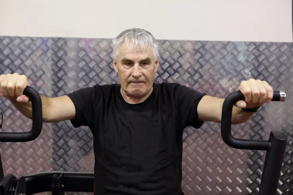 Senior hombre entrenamiento en gimnasio —  Fotos de Stock