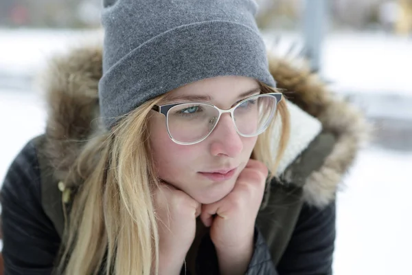 Portret van denken meisje in glazen — Stockfoto