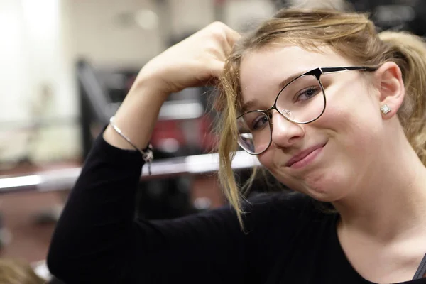 Teenager resting in gym — Stock Photo, Image