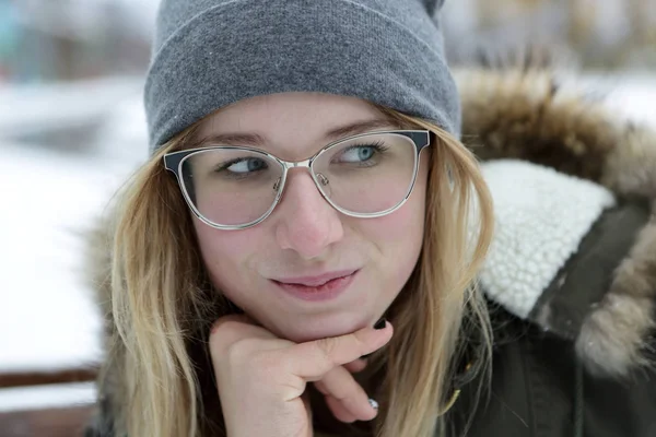 Menina sorridente em óculos no inverno — Fotografia de Stock