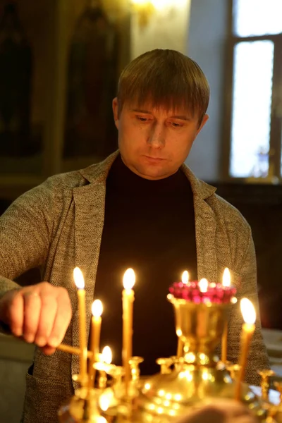 Uomo che tiene la candela — Foto Stock
