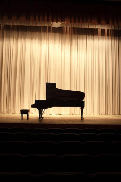 Pianot på scenen — Stockfoto