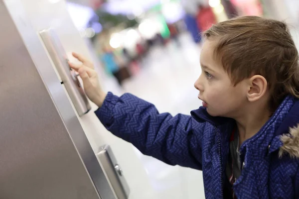 Dítě tlačí výtah tlačítko — Stock fotografie