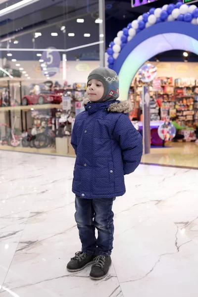 Niño en el centro comercial — Foto de Stock
