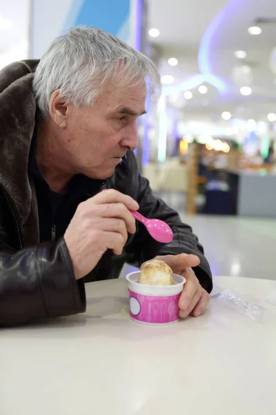 Man eating ice cream — Stock Photo, Image