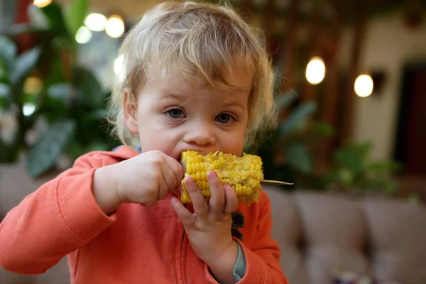 Menino comendo milho espiga — Fotografia de Stock