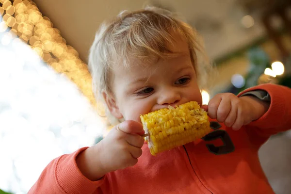 Дитина їсть кукурудзу коба — стокове фото