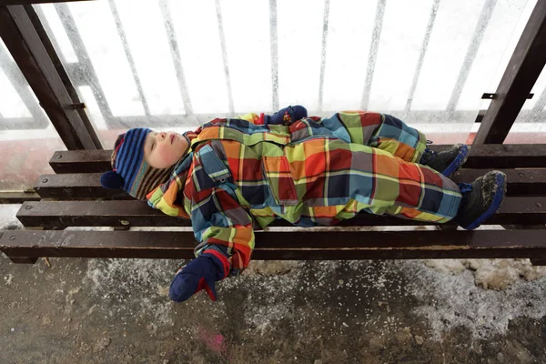 Enfant dormant sur banc — Photo