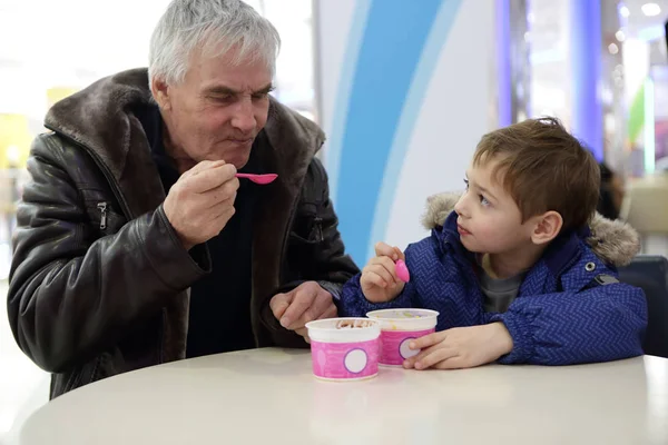 Helado de degustación familiar — Foto de Stock