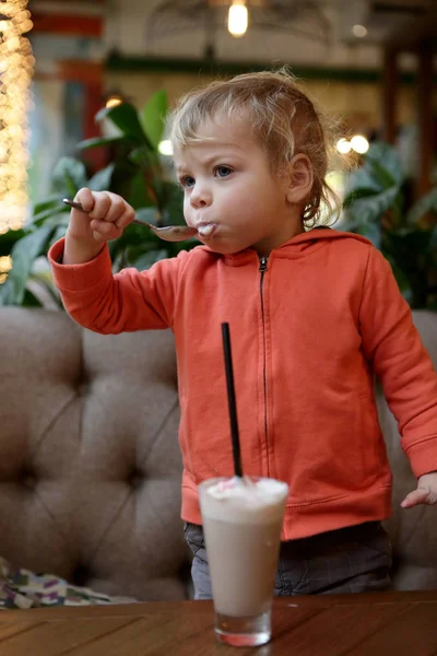 Bambino che mangia schiuma di cacao — Foto Stock