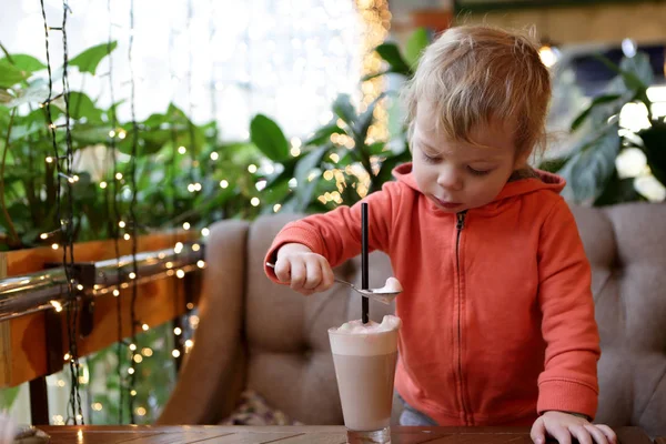 Bambino che mangia schiuma di cacao — Foto Stock