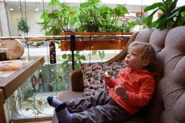 Kanepe üzerinde apple ile çocuk