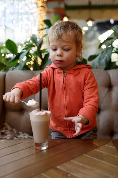 Barn äter skum kakao — Stockfoto